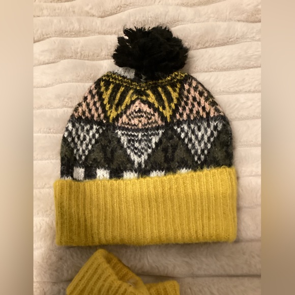 Urban outfitters hat and glove set - Picture 2 of 3